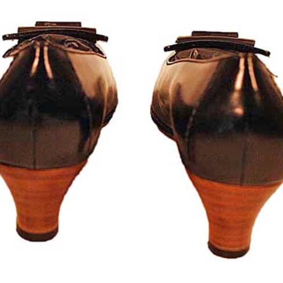 PUMPS, GUCCI, CALF LEATHER, SILVER-TONE ENGRAVED SIGNATURE PLATES ON TOES, BLACK - Picture 2 of 10